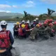 影/抱神明桌阿嬤找到了！20特搜英雄及國軍護送遺體渡急流