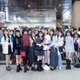 日國民女團早安少女組抵台　逾百名粉絲接機Q見「美又香」看板