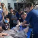 鏟子超人出事！穿厚底防滑鞋仍遭玻璃、鐵釘刺穿　502人濺血