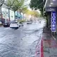 影/淡水街道驚變「淡水河」！管線破裂釀災、影響戶數暫不明