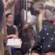 影/北捷阿嬤新視角！「包包2連擊」長髮哥膝蓋遭踹飛