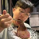 「吃貨豪豪」耳機掉水溝叫1999撿遭轟浪費資源　掀兩派論戰