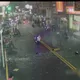 遠處轟一聲！蘆洲氣爆「2勇警衝店內」　將傷者抬出店外