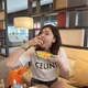 何如芸迎中秋「微波蛋黃酥」傳巨響　消防局提醒：要先切半