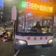 影/新店客運右轉未禮讓　8旬婦遭輾雙腿骨折送醫
