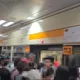 影/北捷台北橋站「異物卡車門」列車停擺　乘客全擠月台