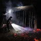 影/澎湖建案工地「板模燃燒」竄火光　消防到場灌水搶救