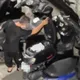 影/單車男夜巡機車置物箱「一個一個摸」！　偷竊行徑全都錄