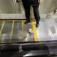 影/捷運新埔爆意外！洞洞鞋卡電扶梯　4人摔成一團