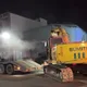 影/屏東東港電池倉庫爆火警！　民眾開怪手、堆高機破門救火
