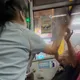 影/公車開戰！基隆女「拖鞋猛打」76歲老翁　警一查竟是通緝犯