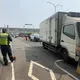 台中小貨車撞分隔島卡橋中！駕駛無心跳送醫搶救