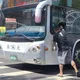 影/北市男騎士疑不爽被叭「抄安全帽K客運窗」　網驚：想幹嘛？