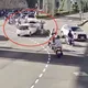 影/三重自小客闖紅燈衝撞機車陣　2騎士噴飛受傷
