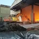影/彰化伸港環保工廠大火！怪手「鏟開回收物」助滅火