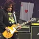 「KISS合唱團」吉他手艾斯弗萊利跌倒搶命無效　享壽74歲