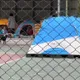 影/離家太遠！秀林民樂社區30居民不願撤　籃球場搭帳篷避難