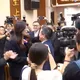 拜會藍立院黨團獲高規格接待　鄭麗文「摸頭」黃健豪成焦點