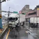 影/八里大貨車打滑自撞分隔島　撞斷電桿波及2車