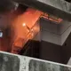 影/嘉義「社區大火」！烈焰黑煙籠罩、一家六口慘受困