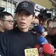 影/棒棒堂「小杰」35萬交保　新北檢門口脫口罩道歉