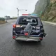 天雨路滑？瑞芳警車停等紅燈遭曳引車追尾　車尾全撞爛