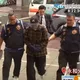 影/沒有特殊待遇！坤達「上銬帶進永和分局」畫面曝光