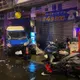影/三峽慘重事故！醉男駕駛「衝撞11車」　店家、攤車遭殃