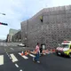 影/台中鷹架倒塌舖滿整條街道！6車遭波及1傷送醫