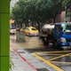 臭氣沖天！101旁松仁路水肥車漏滿地　整片黃色超誇張