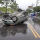影/雨天路滑慘變「翻車現場」宜蘭男開車失控連撞2車