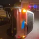 影/苗栗小車過彎自撞分隔島　側翻「立筊」警消看傻