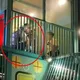 高雄機器人公園5歲童「腳卡欄杆」 警消花16分鐘助脫困