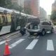 影/即刻救援！高雄駕駛轉彎撞斷輕軌號誌　暖警合力抬轎車
