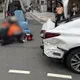 影/北市百萬轎車禮讓行人遭機車擦撞 2騎士受傷送醫