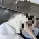 影/北市女公車站旁突昏倒 護理師女警神救援