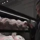 逛泡泡瑪特樂園看到限定版Labubu!館長喊:買個粉色的送徐巧芯