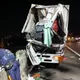 影/國道1號大貨車深夜突猛撞護欄　副駕當場拋飛身亡