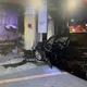 影/台南小客車驚悚碰撞「車頭慘變形」! 店家也遭波及