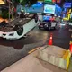 影/台南轎車撞庇護島翻覆「四輪朝天」！　驚險瞬間曝