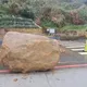 影/嚇人！基隆外木山巨石突崩落　柵欄遭砸扭曲變形