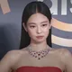 BLACKPINK Jennie霸氣現身！鮮紅平口禮服辣秀鎖骨　對鏡頭燦笑