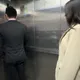 驚險！竹北大遠百電梯困半小時　13人湊門縫呼吸