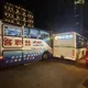 影/北市大安區公車、遊覽車追撞 2車大面積玻璃全碎