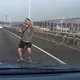 影/墜落前詭舉曝光！五楊高架35歲男小黃跳車　隨機攔車拉門