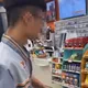 超商店員「暴力摔包裹」遭炎上　7-11：當事人已離職