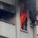 影/疑冷氣起火釀災！高雄社區大樓「焰爪破窗」大量濃煙竄