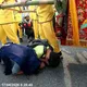 母子跪地「拜託救救他」　白沙屯媽祖聞聲停轎輕撫