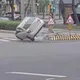 影/北市東區轎車自撞庇護島翻車　車頭撞爛駕駛狼狽爬出