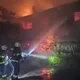 新北八里鐵皮屋大火　1、2樓全面燃燒恐延燒